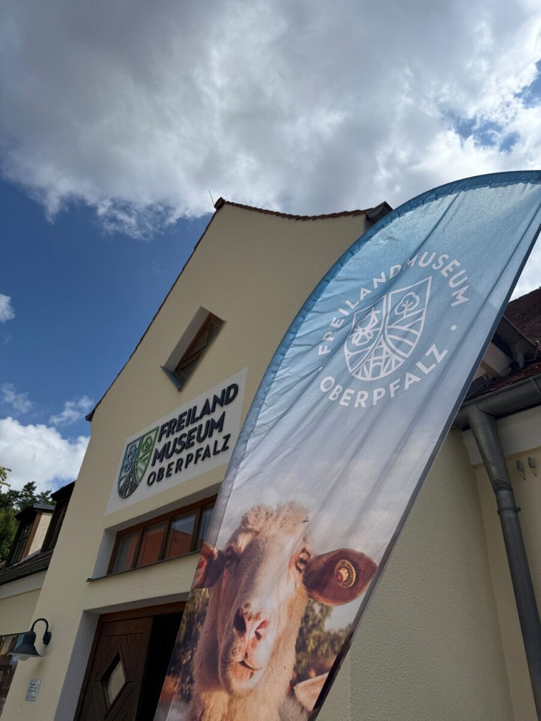 Nabburg. Der Bezirk Oberpfalz forciert die Errichtung eines
Großgerätedepots im Freilandmuseum Neusath-Perschen. Zudem brachte der Kulturausschuss ein Förderprogramm für Popularmusik-Festivals auf den Weg.