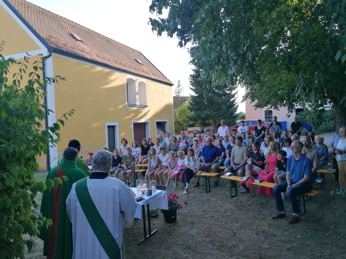 Leuchtenberg. Mit einem stimmungsvollen Freiluftgottesdienst im Pfarrgarten hat die Pfarreiengemeinschaft Leuchtenberg-Michldorf-Roggenstein ihre Firmvorbereitung 2026 beendet. Zuvor wurden 32 Jugendliche in Waldau und Schirmitz gefirmt.