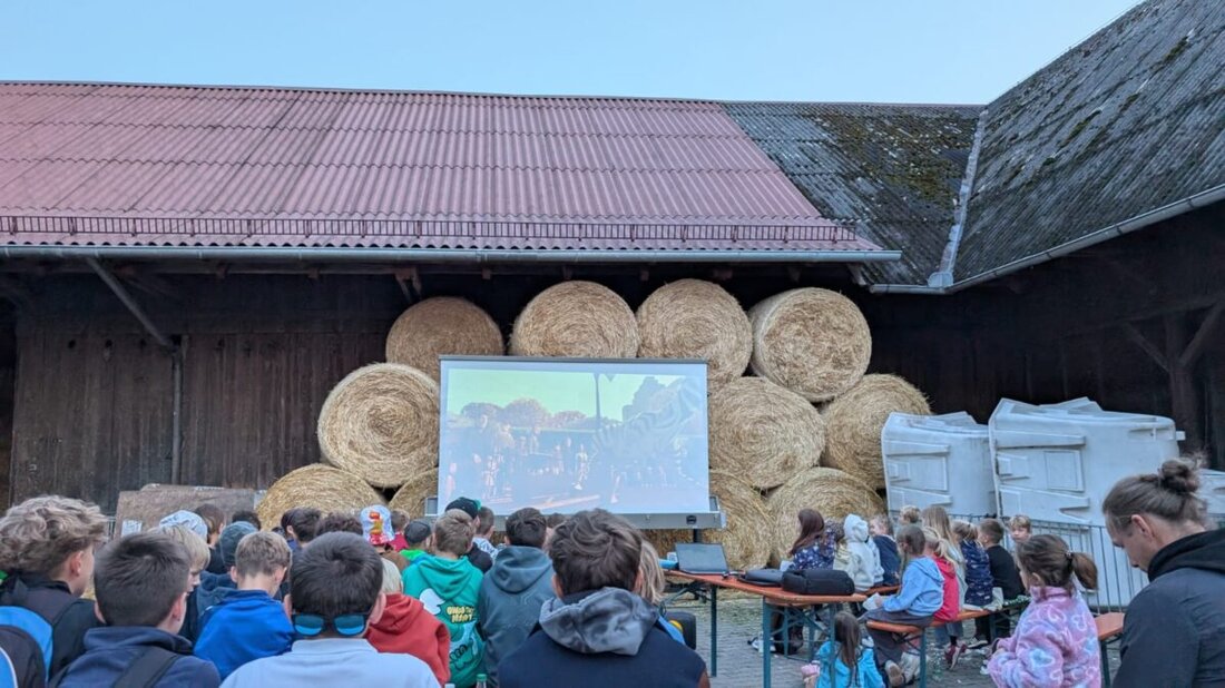 Pirk. Zum zweiten Mal in Folge lud die Junge Union im Rahmen des Kinderferienprogramms zu einer besonderen Sommeraktion ein: einer Movie Night unter freiem Himmel. Das Angebot richtete sich gezielt an die junge Generation der Gemeinde und deckte dabei eine Altersspanne von sechs bis siebzehn Jahren ab.