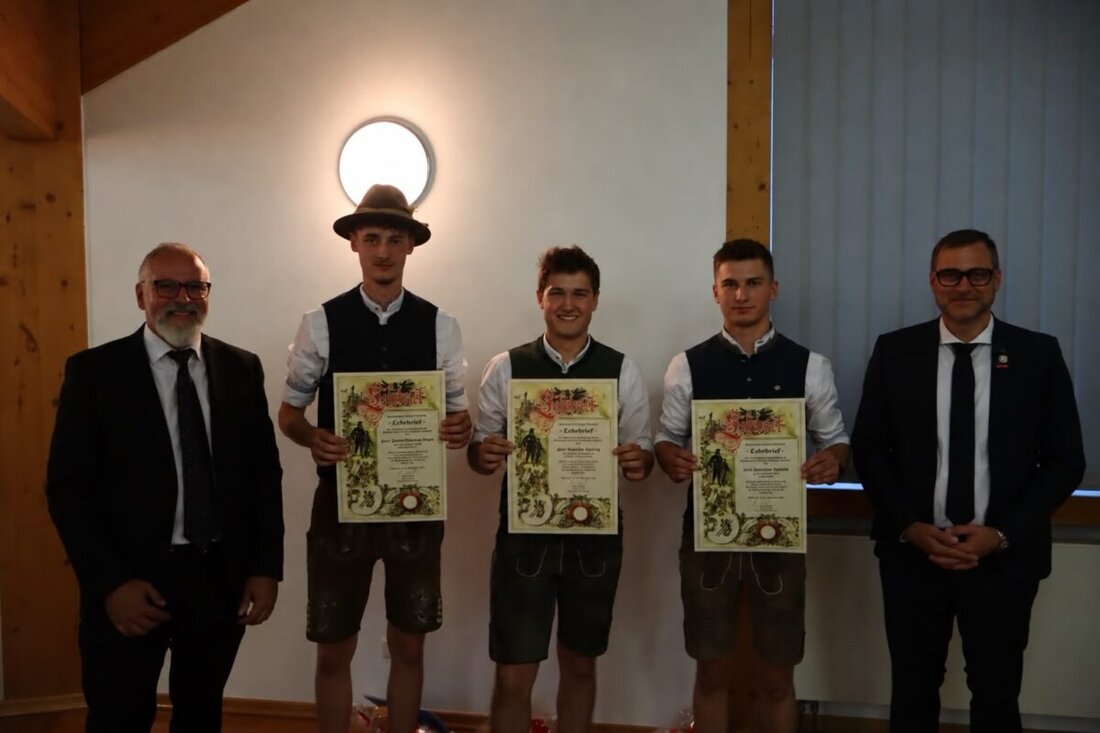 Mühlbach. Mit einer Freisprechung im Ausbildungszentrum Mühlbach starten 26 neue Schornsteinfegerinnen und Schornsteinfeger ins Berufsleben. Die Kaminkehrerinnung Oberpfalz ehrte die Prüfungsbesten und blickt nach vorn.
