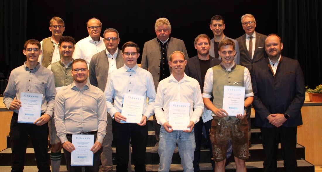 Weiden. Bei der Freisprechung der Kreishandwerkerschaft Nordoberpfalz wurden 90 junge Handwerker in den Gesellenstand erhoben. Über 300 Gäste feierten mit und die Prüfungsbesten wurden ausgezeichnet.