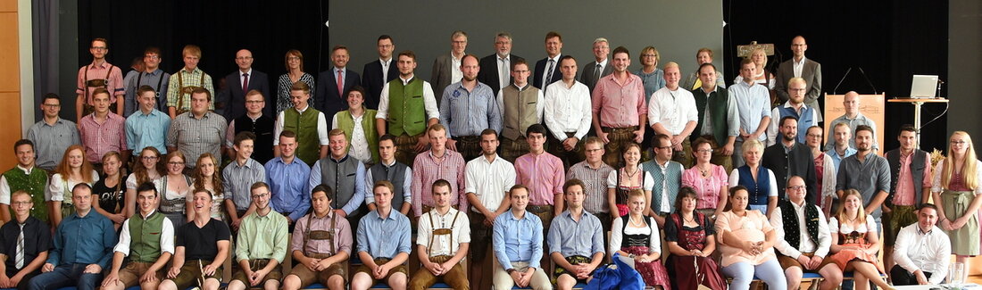 Neustadt/WN. „Liebe neue Landwirte, Sie haben einen der schönsten und abwechslungsreichsten Berufe gewählt und erfolgreich abgeschlossen“, begrüßte Leitender Landwirtschaftsdirektor Wolfgang Wenisch 67 Absolventinnen und Absolventen, die ihre Berufsausbildung zum Landwirt [&hellip;]