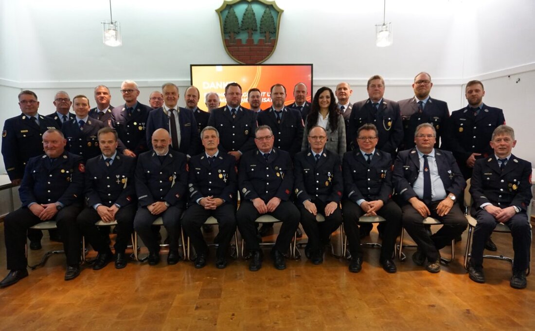 Waldershof. Der Freistaat ehrt langjährig aktive Feuerwehrkräfte bei einer Feierstunde im Rathaus am 15. April 2026. Landrat Roland Grillmeier würdigt die Verdienste; im Landkreis engagieren sich rund 4.000 Ehrenamtliche.