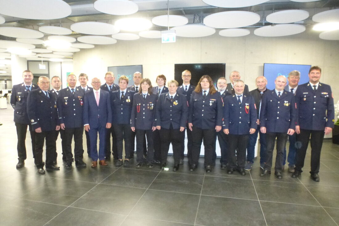 Weiherhammer. Zwölf Aktive der VG Weiherhammer wurden am 7. Oktober für langjährige Dienste mit Ehrenzeichen des Freistaats geehrt, dabei gab es Gold für 40 Jahre und Silber für weitere Verdienste.