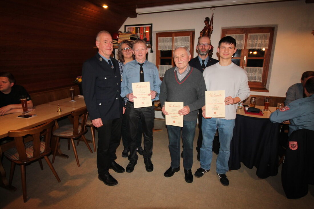 Feilersdorf. Die Freiwillige Feuerwehr bestätigte in der Hauptversammlung Stefan Lex einstimmig für eine dritte sechsjährige Amtsperiode. Weitere Führungskräfte bleiben im Amt; neue Schriftführerin ist Ingrid Heim.