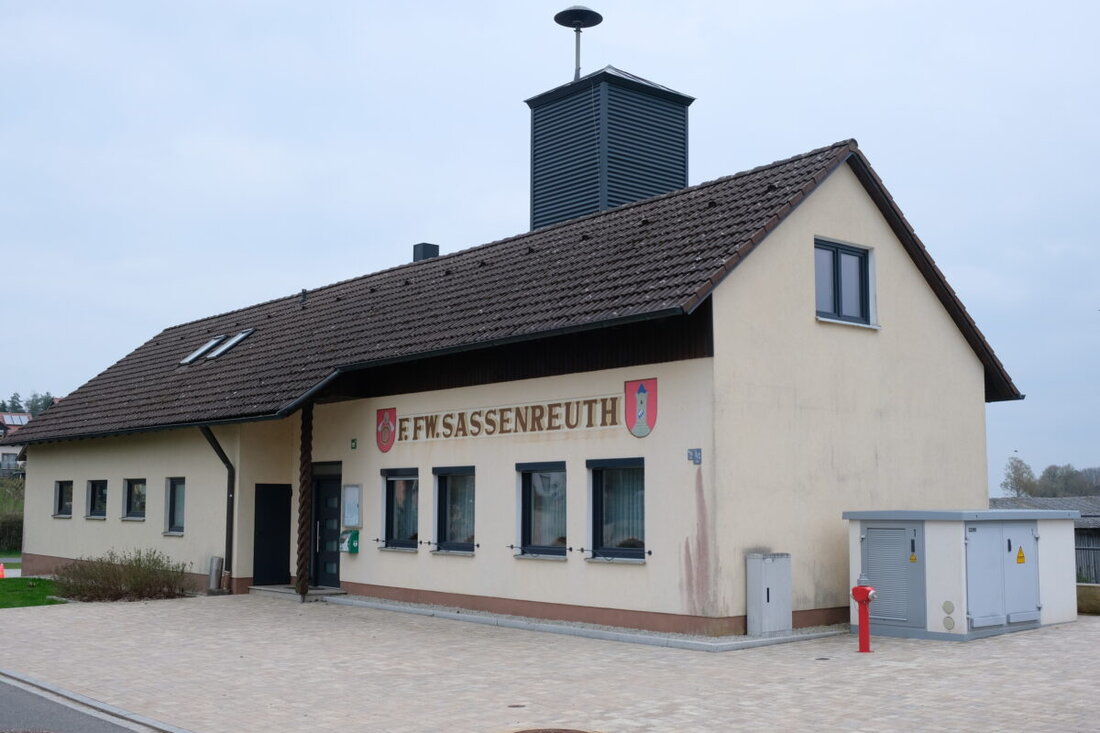 Sassenreuth. Im 150. Jubiläumsjahr zeigt die Freiwillige Feuerwehr, wie stark der Gemeinschaftsgeist ist. Mit dem geplanten Mannschaftstransporter soll das Gerätehaus erweitert und die Spinde in Eigenregie erneuert werden.