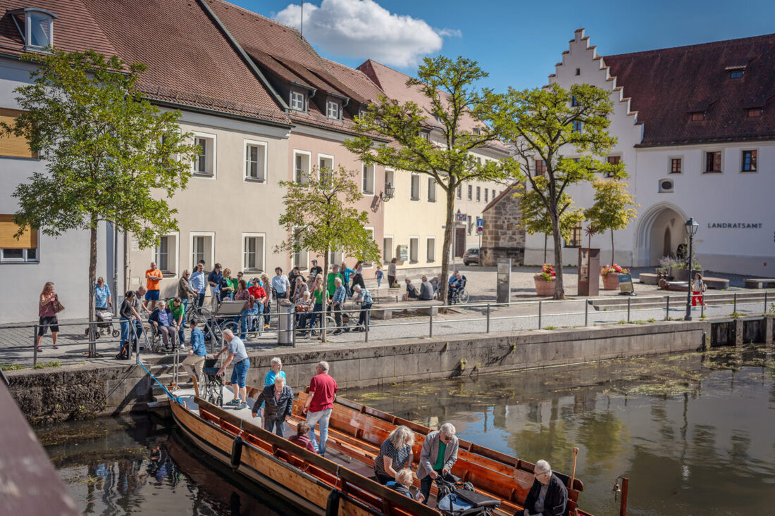 Amberg. Im Rahmen der Firmenaktionstage bescherten Engagiert in Amberg und Round Table 69 Amberg Bewohnerinnen und Bewohnern des Caritas-Marienheims Plättenfahrten auf der Vils zum Drahthammer Schlößl und spendeten 1.069 Euro.