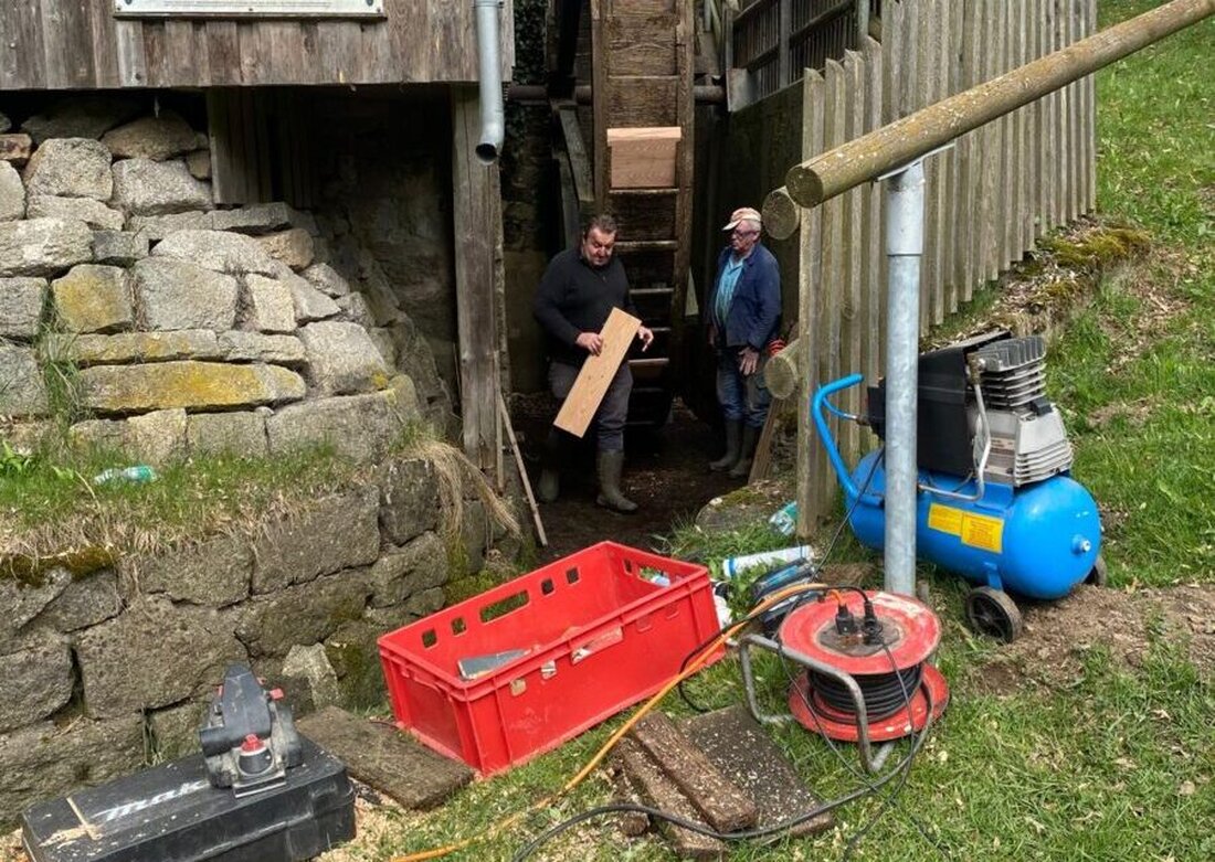 Georgenberg. Das Wasserrad an der Alten Mühle wurde nach elf Jahren gründlich instand gesetzt; fünf Schaufeln fehlten, Fugen waren undicht. Ehrenamtliche brachten es rechtzeitig zur Wiedereröffnung am 1. Mai wieder in Schwung.