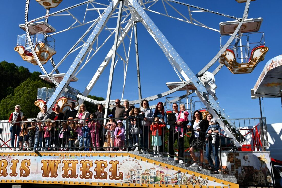 Burglengenfeld. Manuel Schneider und Silvana Pfisterer ermöglichten den Kindern des Don-Bosco-Kindergartens einen kostenlosen Besuch der Maidult. Die Aktion, die auch Freikarten für weitere Kindergärten beinhaltete, sorgte für strahlende Kinderaugen und ein unvergessliches Gemeinschaftserlebnis.