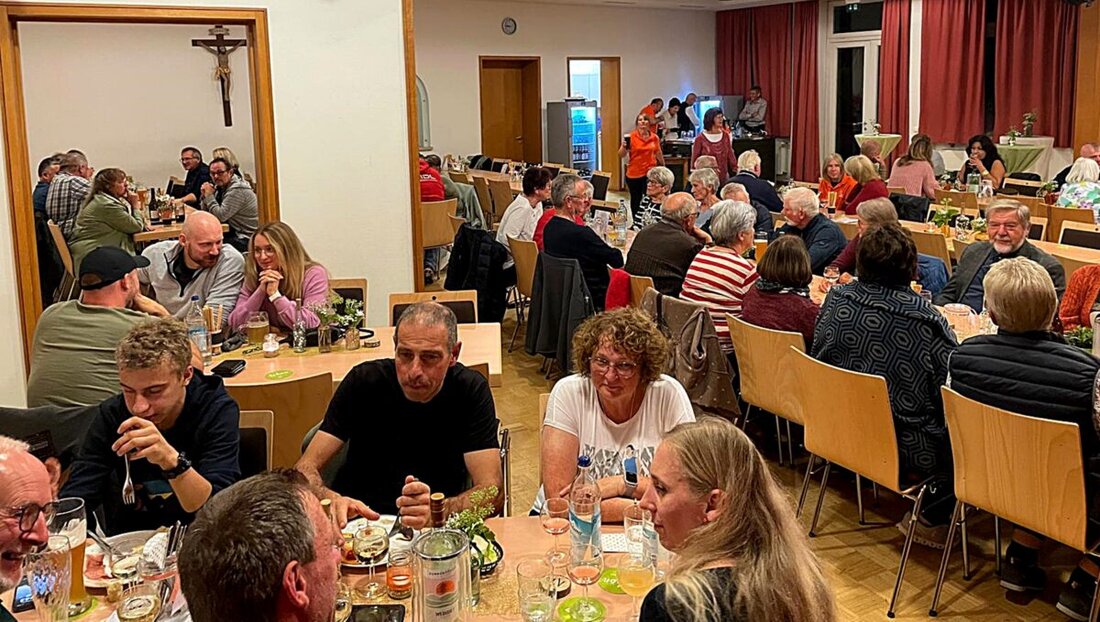 Pirk. Das Weinfest der Freien Wähler lockte viele Gäste ins Pfarrheim, bot edle Weine und herzhafte Speisen und stärkte mit Dank an die Helfer die Dorfgemeinschaft bis spät in die Nacht.