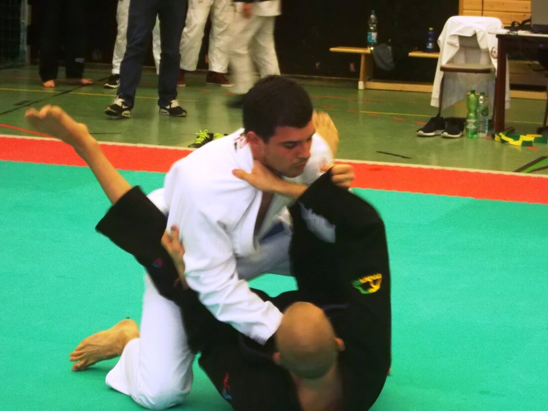 Weiden. Bei den bayerischen Jiu-Jitsu Meisterschaften in der Weidener Realschulturnhalle fuhren die Nordoberpfälzer Starter Erfolge ein. Mehr als 10 Medaillen erkämpften sie sich aus einem mehr als 100 Starter großen [&hellip;]