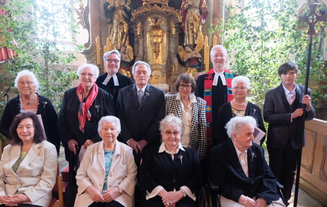 Floß. Die evangelische Kirchengemeinde St. Johannes Baptista stand am Pfingstmontag nicht nur im Zeichen der Jubelkonfirmation. Es wurde auch ein freudiges Wiedersehen mit dem früheren Pfarrer Klaus Stolz gefeiert.