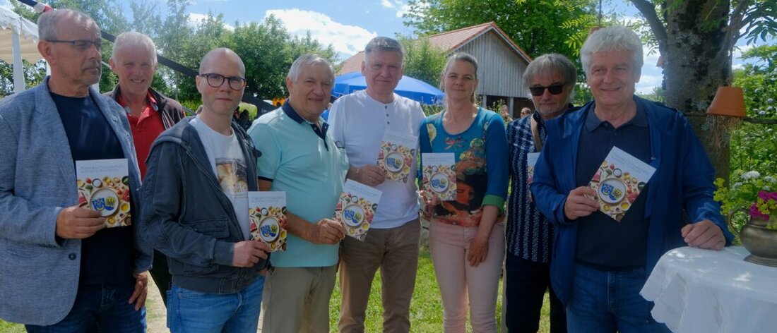 Floß. Die Partnerschaft mit Tlucna in Tschechien wächst weiter: Beim Hollerküchlfest wurde ein Freundschaftskochbuch mit Lieblingsrezepten vorgestellt. Es stärkt Verbundenheit und Verständnis.