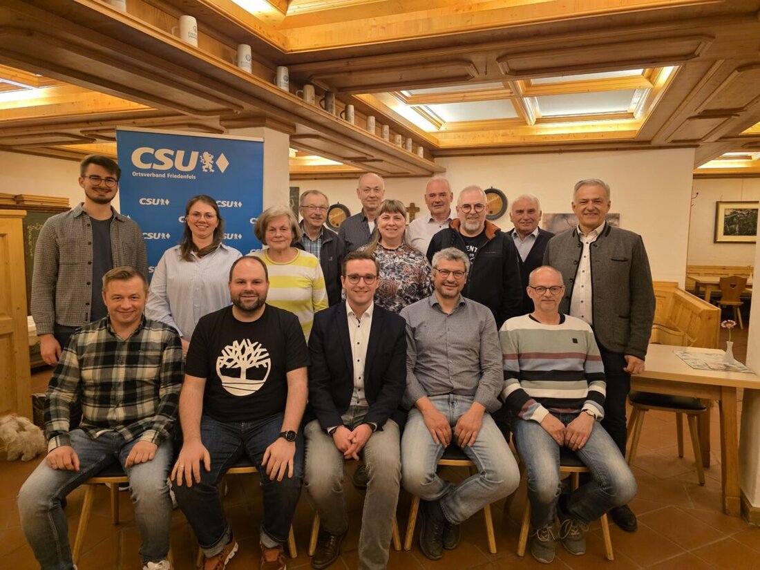 Friedenfels. Der CSU Ortsverband hielt eine Jahreshauptversammlung mit Neuwahlen ab, bei der Adrian Käß als Vorsitzender bestätigt wurde. Langjährige Mitglieder wurden geehrt, und der Verband positioniert sich stark für die Kommunalwahlen 2026.