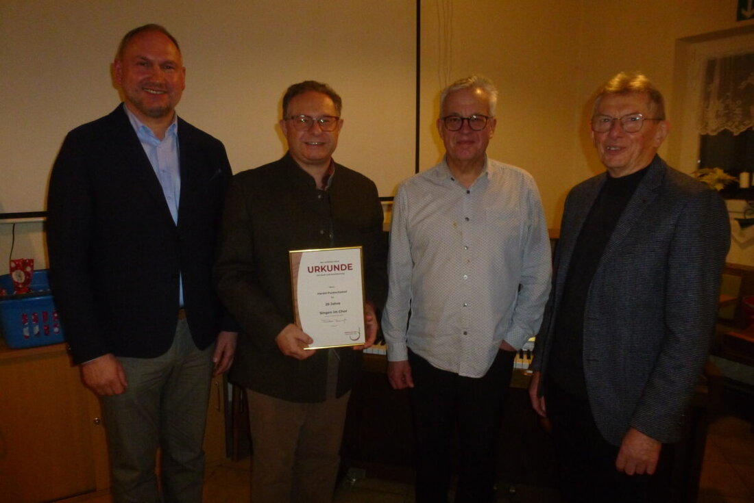Weiherhammer. Der Männergesangverein Mantel feierte besinnlich im TSG-Sportheim; Bürgermeister Richard Kammerer rief zum Frieden auf und übergab eine Spende. Zudem wurde Harald Puckschamel für 25 Jahre Chorsingen geehrt.