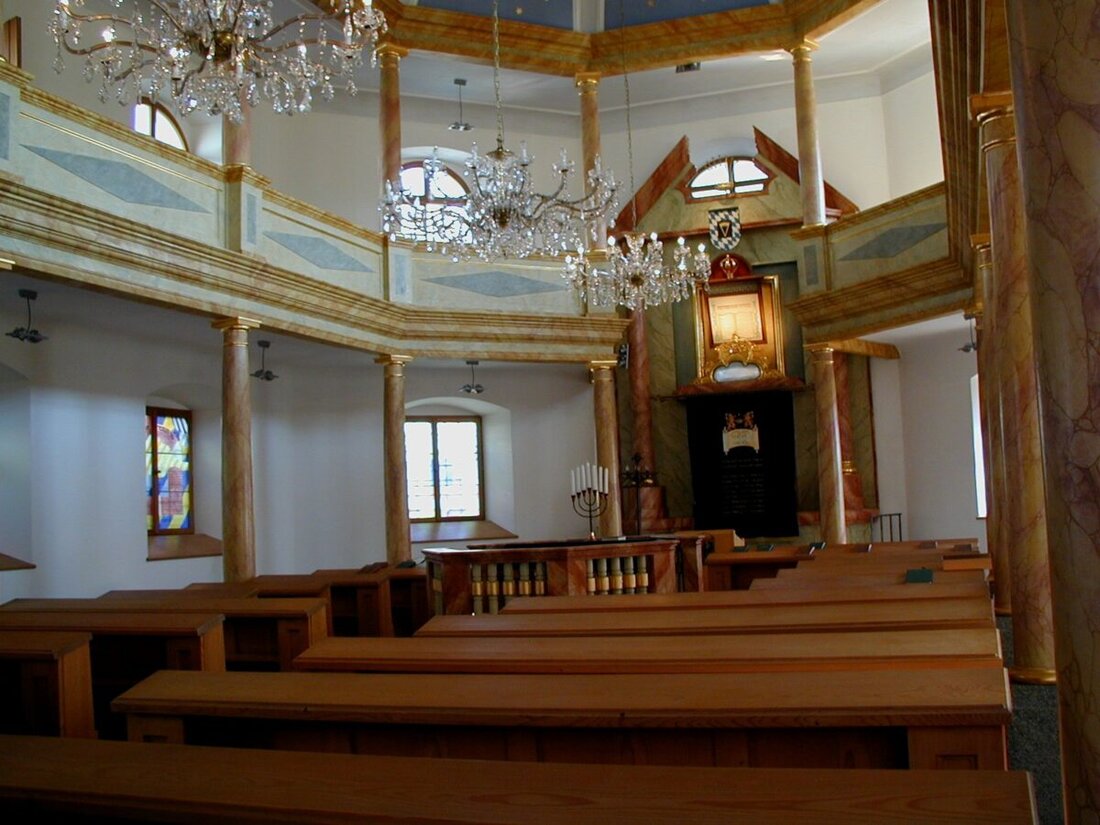 Floß/Weiden. Die Christlich-Jüdische Gemeinschaftsfeier findet am 4. Mai in der Floßer Synagoge statt, zentriert auf Versöhnungs- und Friedensarbeit sowie den Kampf gegen Antisemitismus. Die Veranstaltung unterstreicht die Bedeutung von Toleranz und Menschlichkeit, unterstützt von der Gesellschaft für Christlich-Jüdische Zusammenarbeit in Weiden.