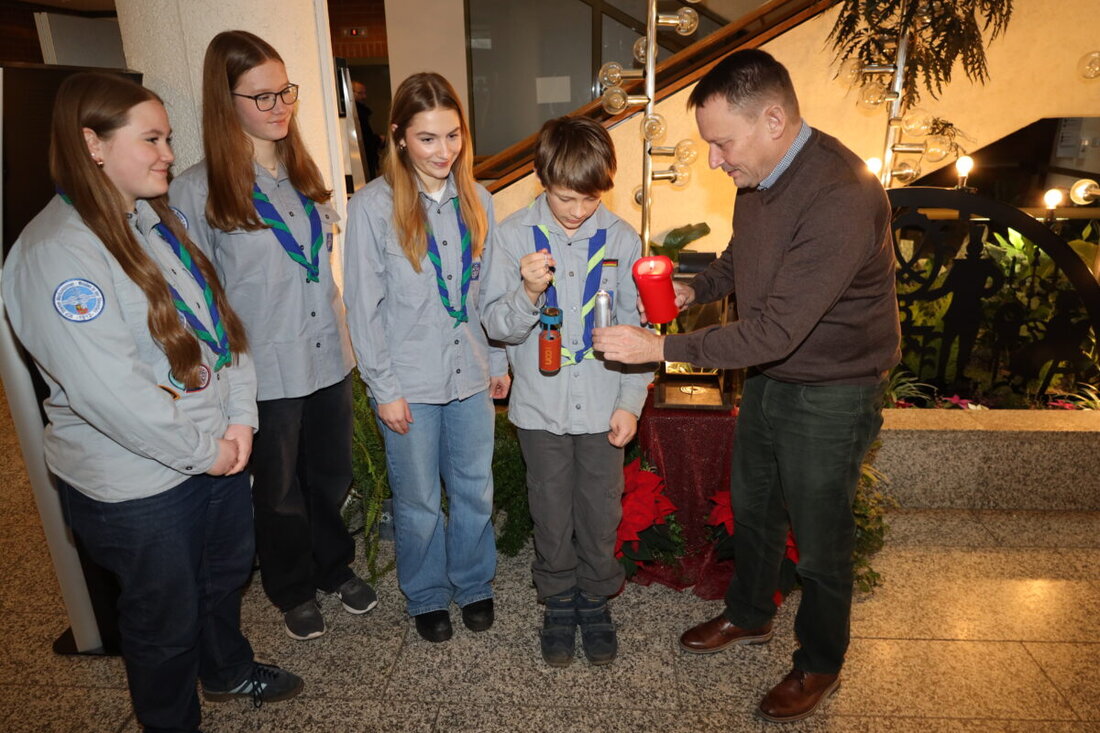 Weiden. Das Friedenslicht ist angekommen: Pfadfinderinnen und Pfadfinder brachten es zum 32. Mal nach Deutschland. Oberbürgermeister Jens Meyer nahm es entgegen. Unter dem Motto „Ein Funke Mut“ setzt die Aktion 2025 ein Zeichen.