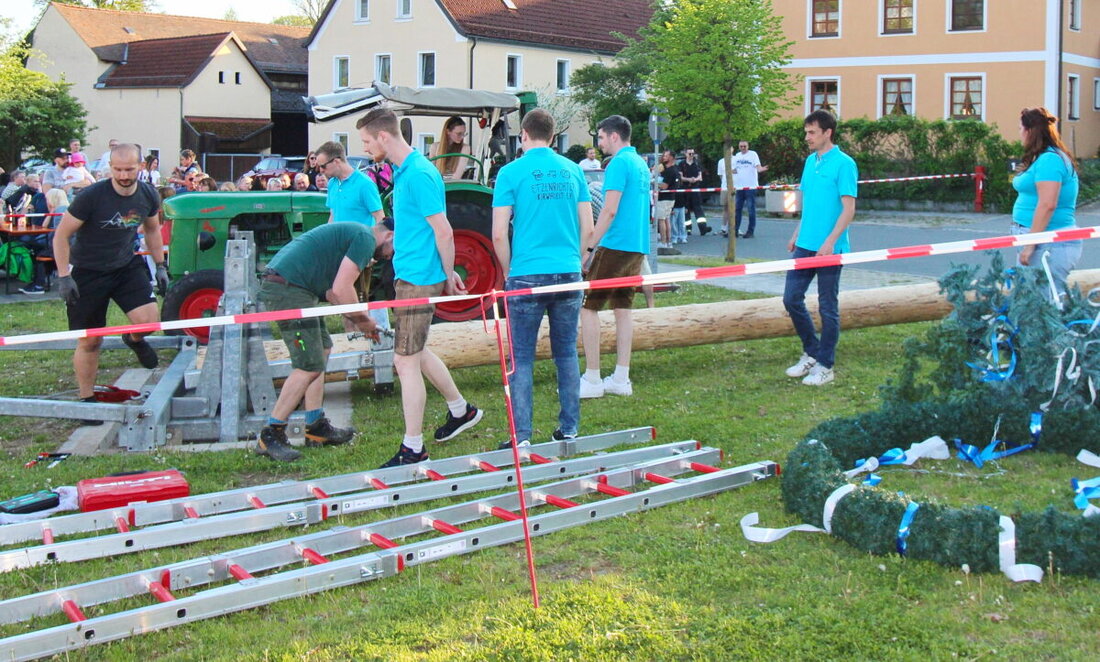 Etzenricht. Die Kirwaleit haben sich neu formiert, wichtige Positionen umbesetzt und in aktueller Besetzung die erste Aktion mit dem Maibaumaufbau durchgeführt.
