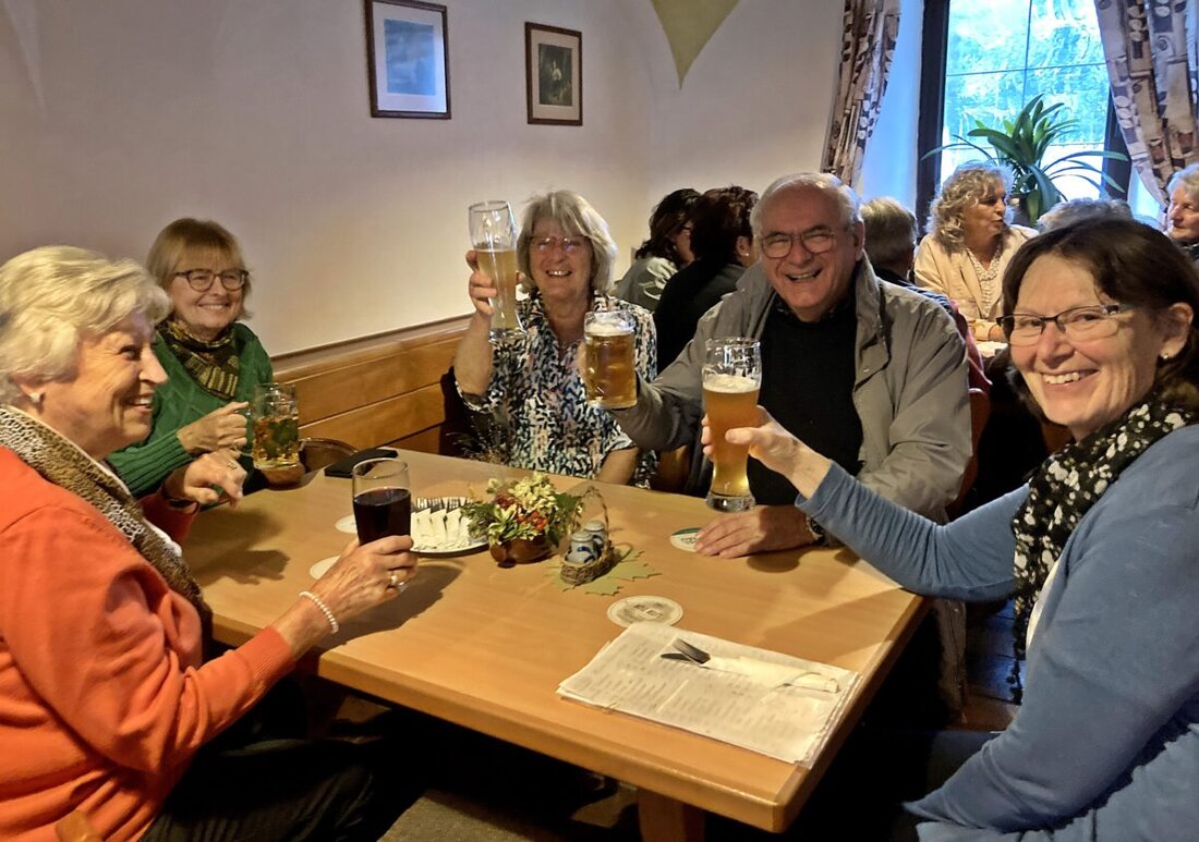 Weiden. Der Katholische Frauenbund St. Konrad feierte ausgelassen Kirwa mit Musik und Humor in der Hösl-Bräu-Schänke in Rothenstadt.
