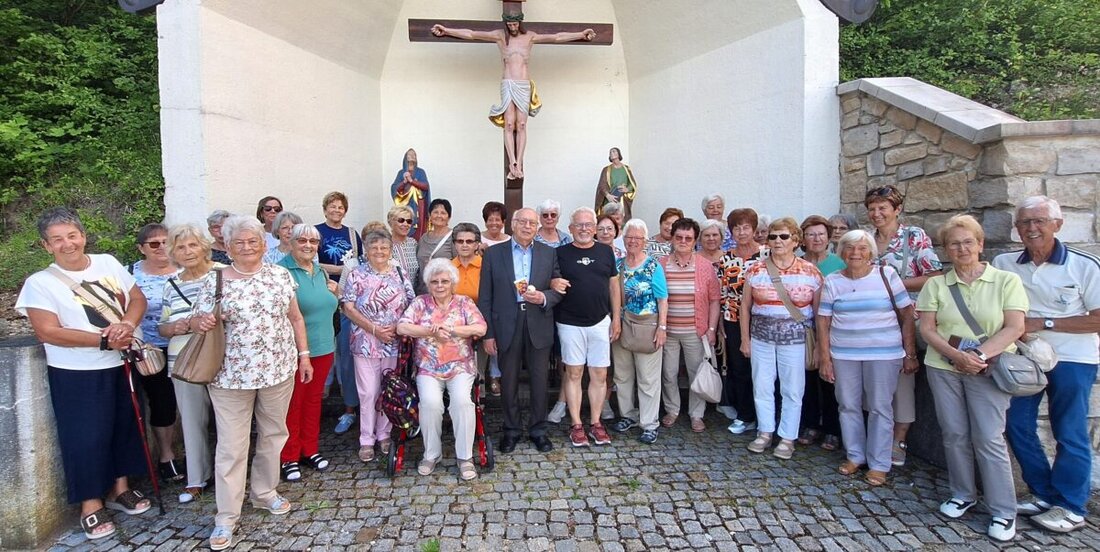 Schirmitz. Bei Sonnenschein reisten Senioren der Pfarrei nach Neumarkt zur Wallfahrtskirche Maria Hilf. Pfarrer Andreas Hanauer gab geistliche Impulse. Ziegenhof und singende Wirtin sorgten für Gemeinschaft, Genuss und Heiterkeit.