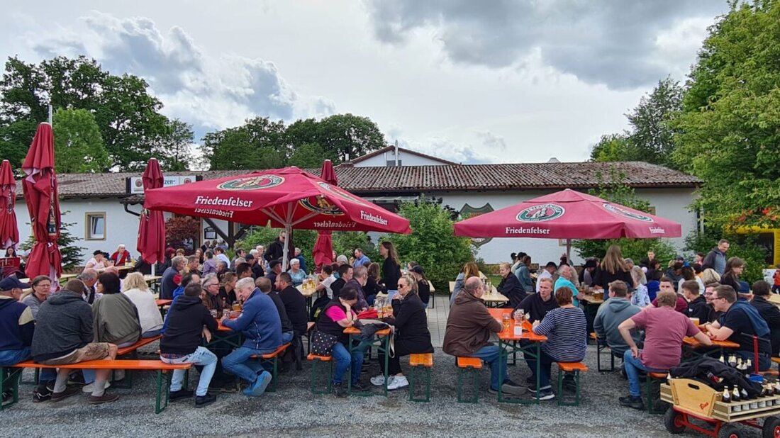 Kastl. Die Vatertagsfeier bei den Kastler Sportschützen wurde trotz wechselhaften Wetters ein voller Erfolg mit strahlendem Sonnenschein am Nachmittag und Angeboten wie Weißwurstfrühschoppen und Blasmusik.