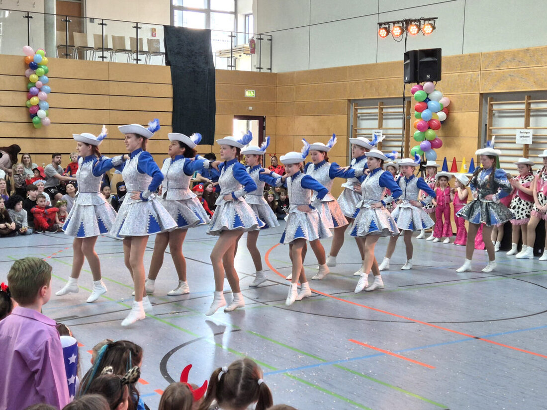 Maxhütte-Haidhof. Der Kinderfasching begeisterte viele Kinder und deren Familien mit Musik, Spielen und Tanz, trotz Ausfalls des traditionellen Faschingszuges. Geboten waren unter anderem Auftritte von Tanzgruppen und die Verlosung von Plüsch-MAXI-Mäusen zum 20. Geburtstag des Maskottchens.