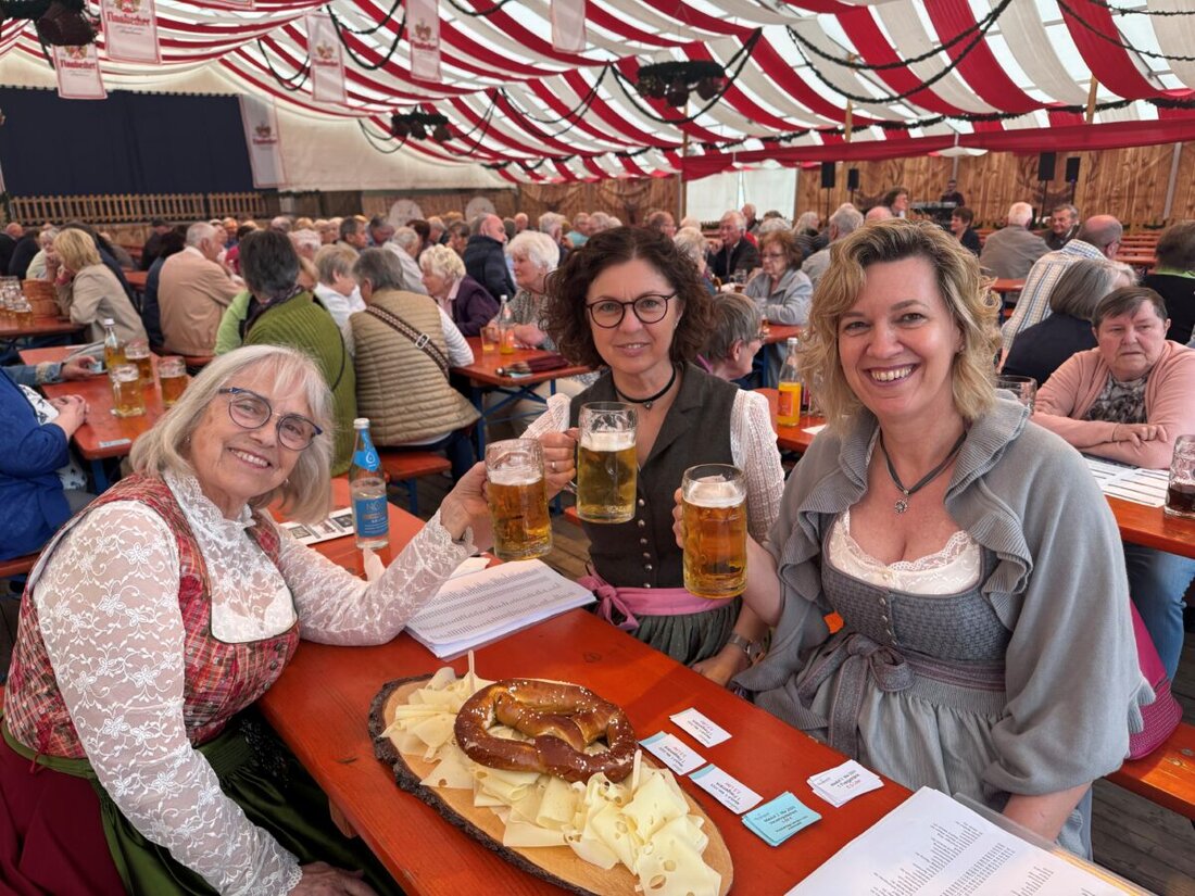 Burglengenfeld. Zahlreiche Seniorinnen und Senioren feierten trotz Regens beim Seniorennachmittag der Maidult mit Musik und Schmankerln. Kostenlose Freimarken wurden als Wertschätzung verteilt.