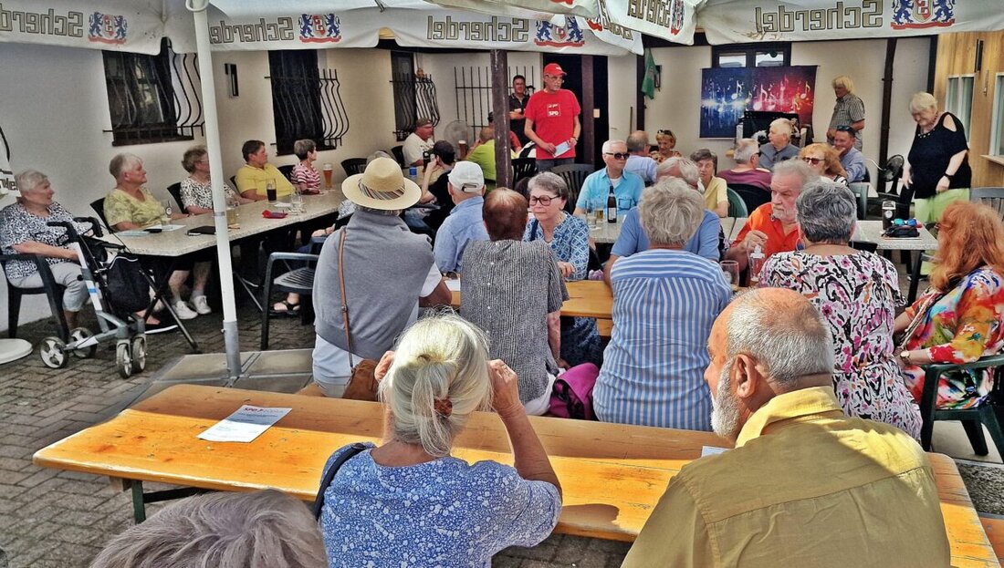 Weiden. Die SPD AG 60plus feierte ihr Sommerfest mit Musik, Tanz und gutem Essen auf der Terrasse des FC Weiden-Ost, welches von Geselligkeit und Gemeinschaft geprägt war. Musik, lobende Worte und ein überraschender Besuch vom Oberbürgermeister sorgten für eine heitere Stimmung.