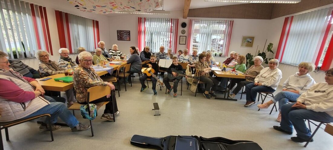 Neustadt am Kulm. Im Rotkreuzhaus feierten Gäste beim „Kaffee Zeitlos“ ein Osterfest mit Kuchen, Musik von Aaron und Luca Priebe und dem Gedicht „Die Hasenpost“. Der nächste Treff ist am letzten Donnerstag des Monats.