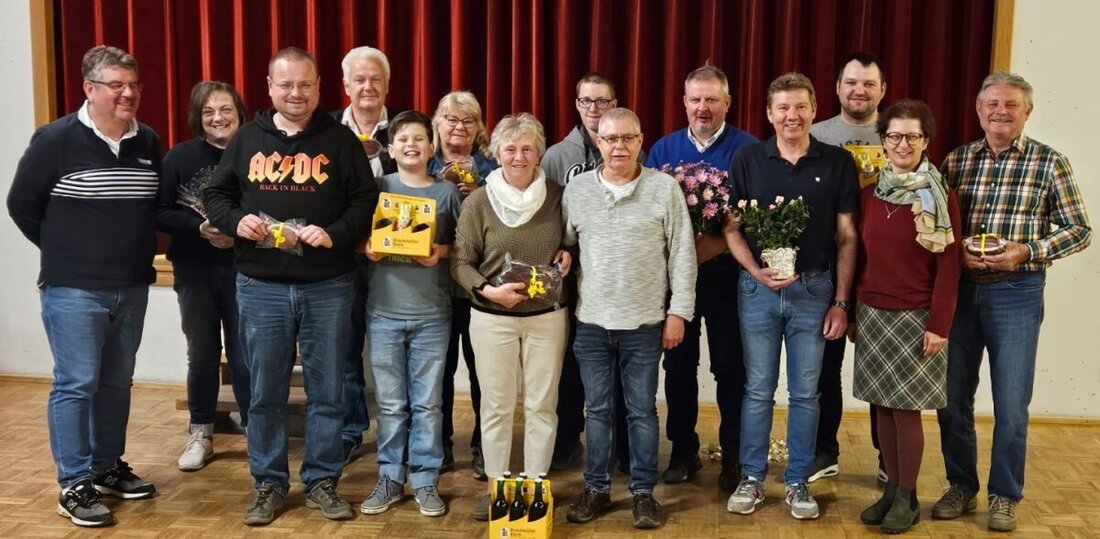 Seugast. Bei den "Gut Ziel" Schützen sorgt das Osterschießen für geselliges Beisammensein, bei dem durch Schüsse auf Eier Osterschinken und andere Preise gewonnen werden können. Annette Rauscher begrüßt als Schützenmeisterin die Teilnehmer und freut sich über die festliche Stimmung.