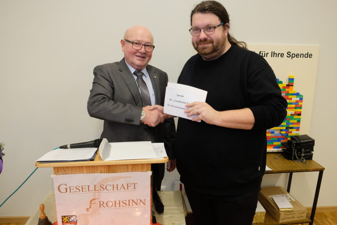 Eschenbach. „Ja, ist denn heut scho Weihnachten?“ Der Ausruf eines freudestrahlenden Stadtpfarrers war nicht übertrieben. Als „Weihnachtsmann“ betätigte sich im Rahmen der Adventsfeier der Gesellschaft Frohsinn im neuen Pfarrheim Präsident Erwin Dromann.