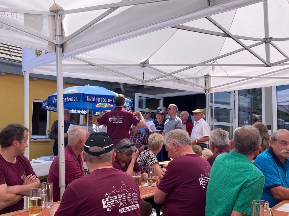 Leuchtenberg. Das Sängerfest des Männergesangvereins „Liederkranz“ fand mit Musik von „Rudi und Winnie“ und Unterstützung des MGV Pleystein statt. Nach einer Pause wegen schlechter Witterung genossen Besucher das Fest bei Sommertemperaturen und vielfältiger Verpflegung.