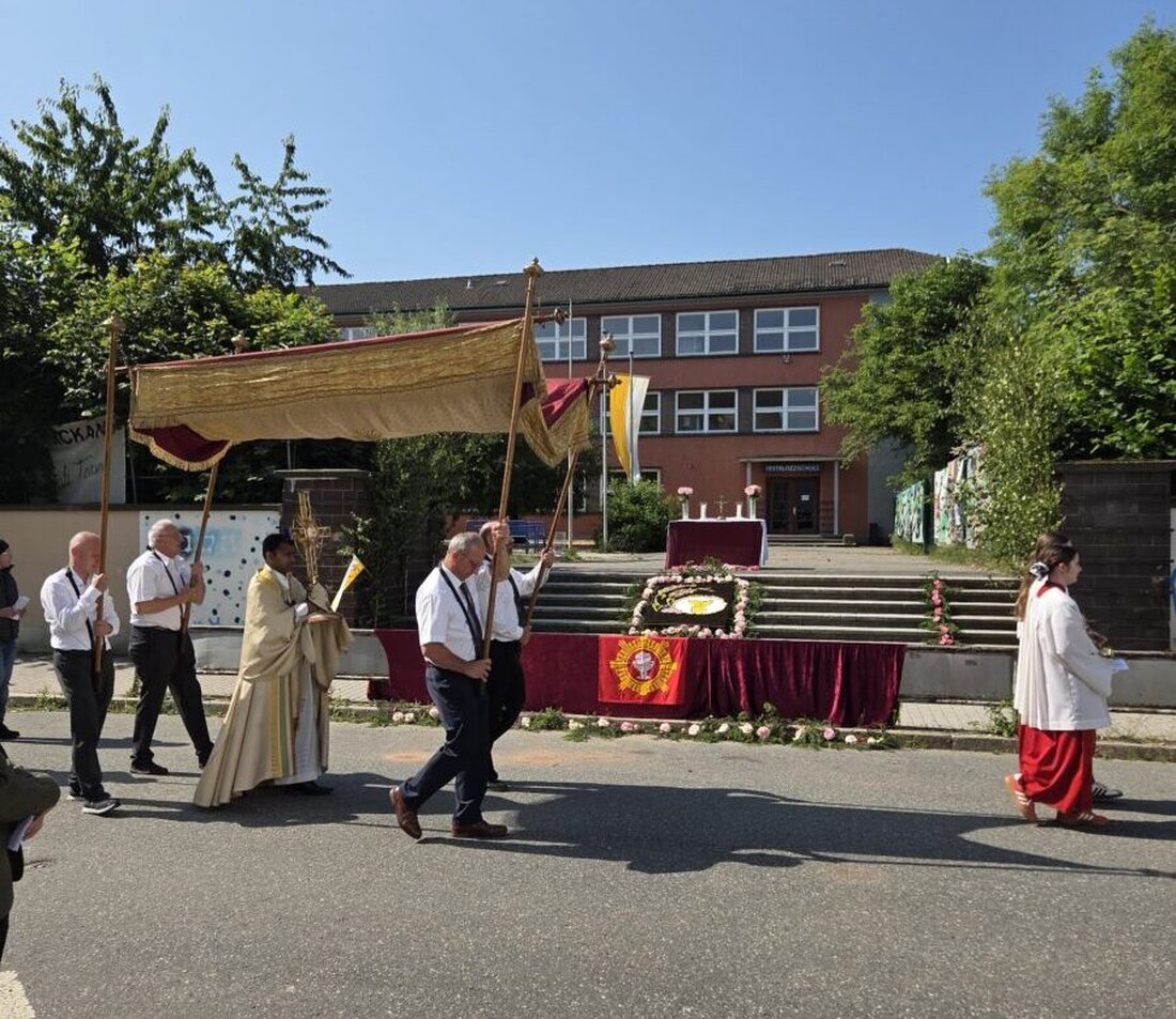Weiden. Am Fronleichnam fand in der Pfarrei Herz Jesu eine Prozession statt, mit Messfeier, begleitet von Musik und vier geschmückten Altären. Helfer, Polizei, Feuerwehr und BRK sicherten den Weg; abschließend gab es ein Weißwurstfrühstück.