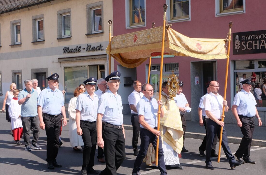 Floß. Das Hochfest des Leibes und Blutes Christi wurde in der katholischen Pfarrgemeinde St. Johannes der Täufer mit einem Kirchenzug und Blumenteppichen gefeiert. Höhepunkt war eine Prozession, musikalisch begleitet vom Kirchenchor und der Bläsergruppe Neuhauser Boum.