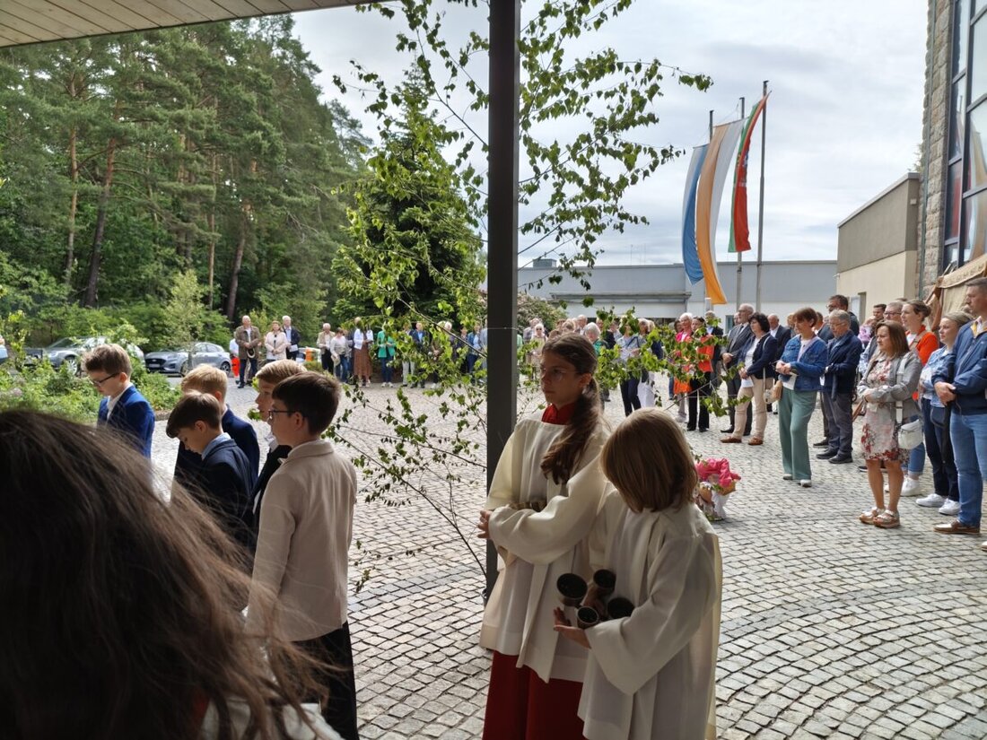Weiden. Die Pfarreiengemeinschaft St. Elisabeth/Maria Waldrast feierte Fronleichnam. Viele Kommunionkinder nahmen teil, danach lud die Pfarrei zum Weißwurstessen.