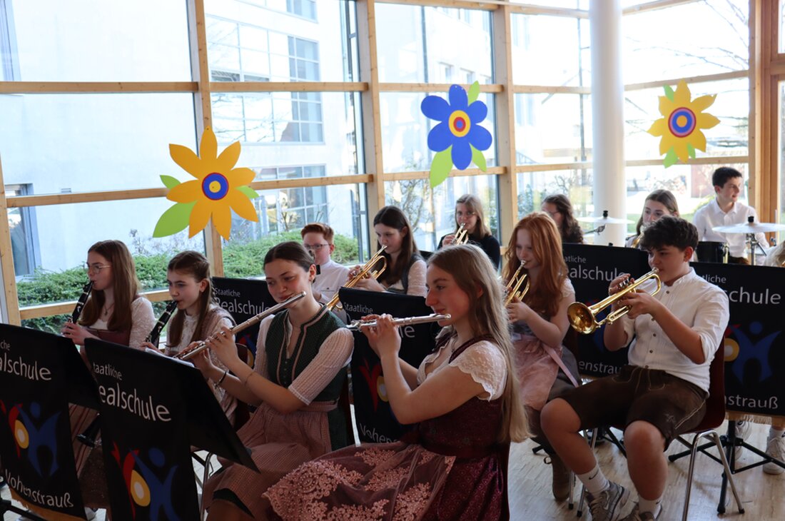 Vohenstrauß. Ein Frühjahrsfest an der Staatlichen Realschule zeigte die vielfältigen Talente von Schülern in Musik, Theater und Tanz. Der Abend endete mit großem Applaus und einer Zugabe von „Sweet Caroline“.