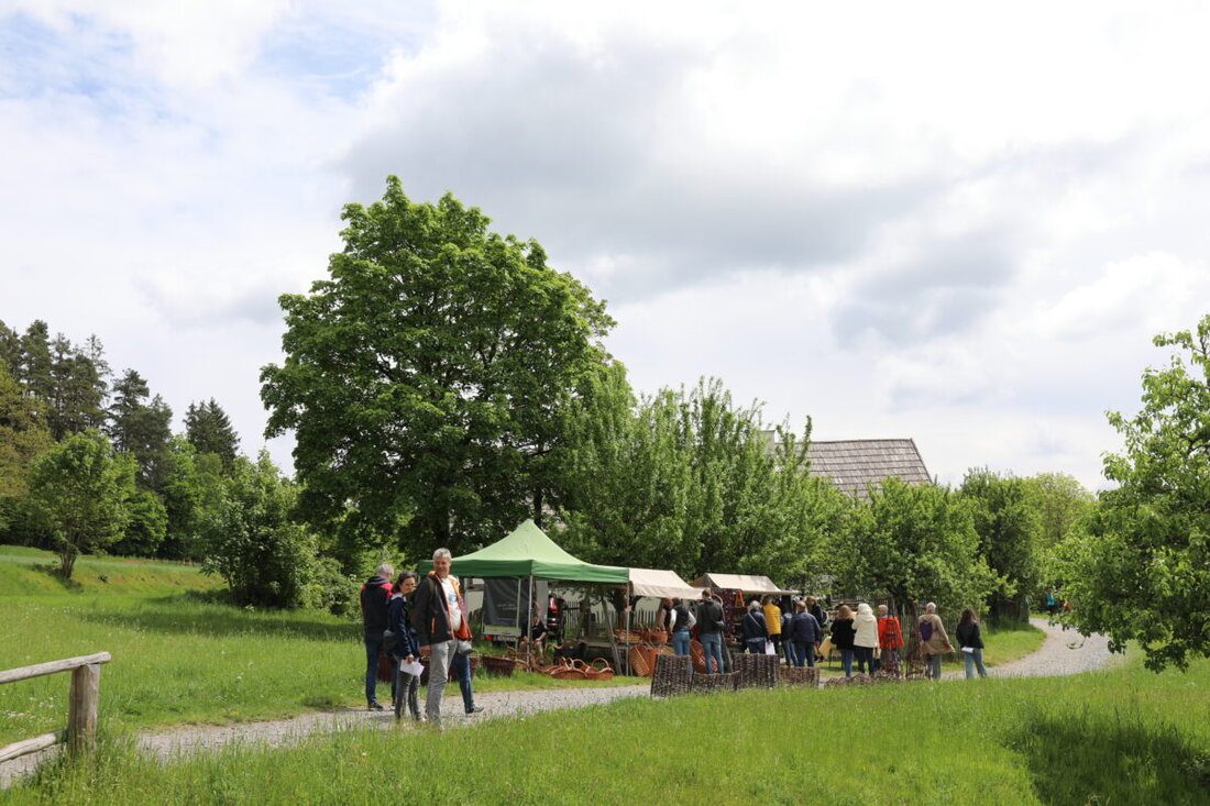 Nabburg. Am 3. Mai lädt das Freilandmuseum Oberpfalz ab 11 Uhr zum Frühjahrsmarkt unter dem Motto 'Das Leben tobt im Garten' ein. Ab 13 Uhr starten Mitmachangebote; am Nachmittag wird Staatsminister Albert Füracker erwartet.