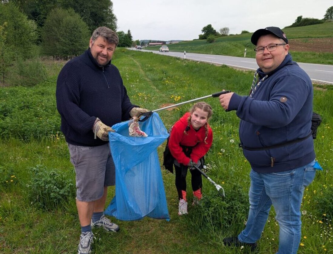 Raigering. Die Aktion „Putz in den Mai!“ kehrt am Samstag, 25. April 2026, zurück: Treffpunkt ist um 14 Uhr an der Eisstock-Alm in der Forstamtsstraße. Neu ist eine Schatzsuche für Kinder; danach gibt’s Beisammensein am Lagerfeuer.