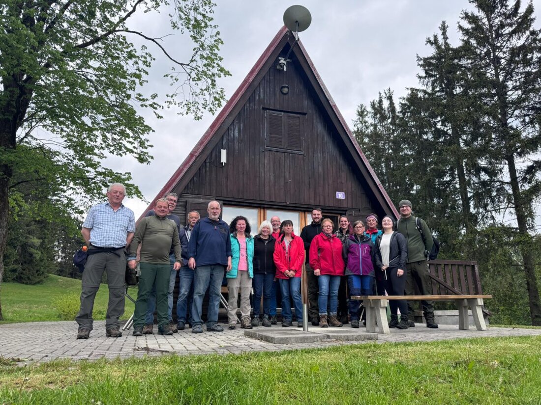 Georgenberg. Ein unvergessliches Naturerlebnis erwartete die siebzehn begeisterten Frauen und Männer bei der Frühjahrswanderung des Oberpfälzer Waldvereins am Sonntag. Unter der Leitung von Matthias Scheinkönig starteten die Teilnehmer an der Alten Mühle in Gehenhammer und begaben sich auf eine rund fünfzehn Kilometer lange Tour voller Highlights und atemberaubender Ausblicke.