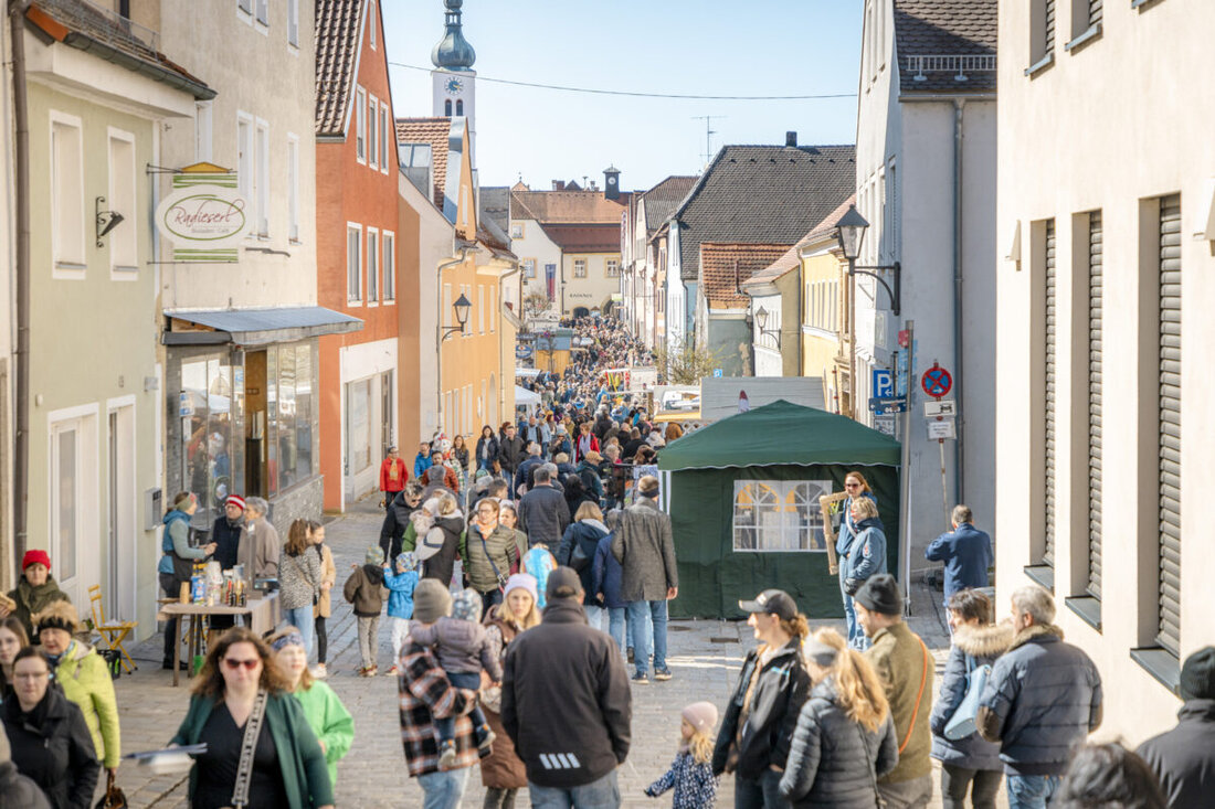 Neunburg vorm Wald. Am 22. März 2026 lädt der Ostermarkt von 10 bis 17 Uhr zum Bummeln ein und stimmt auf den Frühling ein. Über 65 Aussteller, regionale Schmankerl und der verkaufsoffene Sonntag ab 13 Uhr locken Besucher.