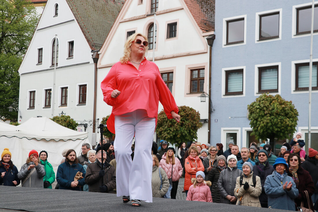 Weiden. Am 18. Mai 2025 findet in Weiden ein verkaufsoffener Sonntag mit Jubilatemarkt statt. Händler und Geschäfte laden zum Bummeln ein, während ein Bühnenprogramm für Unterhaltung sorgt.