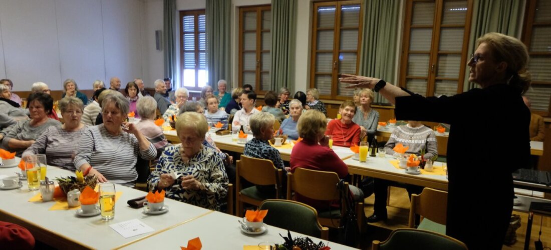 Floß. Beim Katholischen Seniorenkreis sorgten die frühlingshaften Beiträge von Brauchtumsforscher Bertram Erhardt und dem Gesang von Brigitte Beer für Begeisterung. Der Nachmittag war geprägt von Geschichten, Gesängen und dem starken Applaus der Senioren.