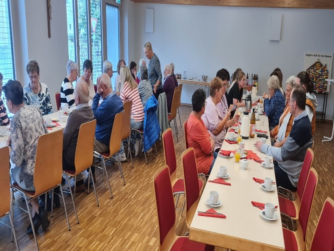 Eschenbach. Mit einem gut besuchten Auftakt ist das neue Frühstücksformat „Morgens um halb zehn“ der Pfarreiengemeinschaft Eschenbach-Kirchenthumbach gestartet. Rund 40 Besucher kamen nach dem Gottesdienst ins Pfarrheim.