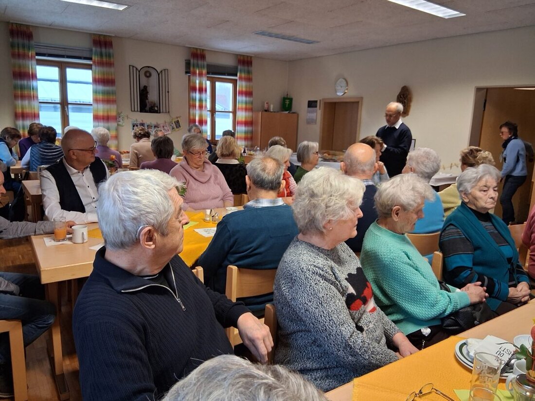 Weiherhammer.  Trotz Dauer- und Schnürlregen fanden am Donnerstag, 15. Januar, über 30 Seniorinnen und Senioren den Weg ins Pfarrheim Weiherhammer, um miteinander das neue Jahr zu begrüßen.