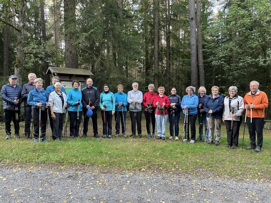 Pressath. Nebel, Morgenrot und das Erwachen der Natur begleiteten 19 Walker des TSV Pressath und Gäste des SV TUS/DJK Grafenwöhr beim Frühstückswalking ab 6.30 Uhr. Danach stärkte man sich im Gasthaus Heining.
