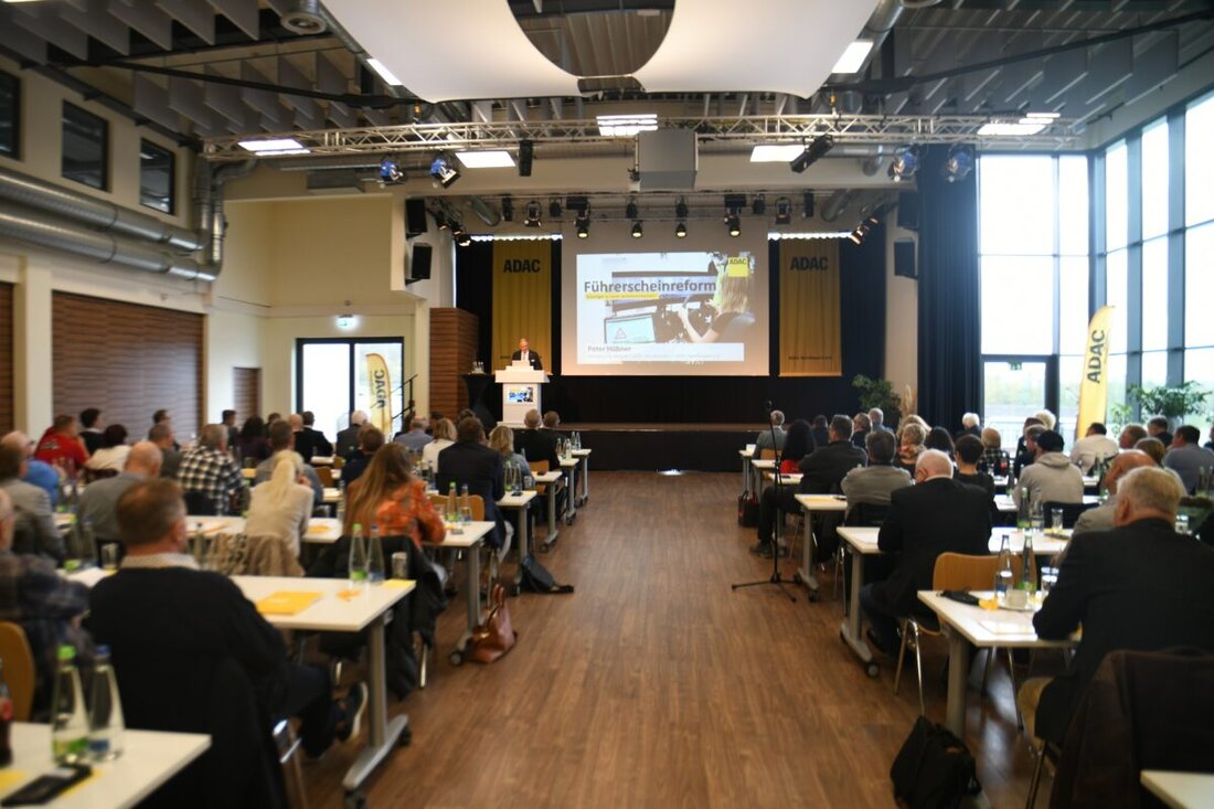 Schlüsselfeld. Beim Verkehrsforum des ADAC Nordbayern war die geplante Führerscheinreform Thema. Ab dem 1. Januar 2027 sollen Online-Unterricht, weniger Sonderfahrten und ein kürzerer Fragenkatalog Kosten senken.