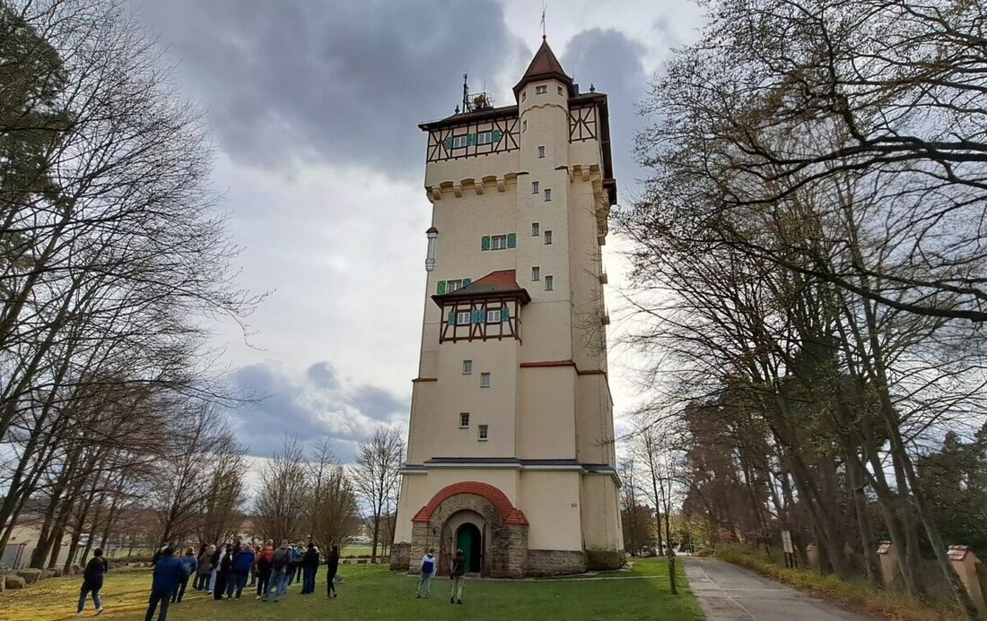 Grafenwöhr. Der Heimatverein Grafenwöhr führte 50 Gäste durch den Wasserturm von 1911. Es gab Einblicke in Geschichte, Ausstellung und einen US-Konferenzraum; Krönung war der Blick von oben auf Stadt und Übungsplatz.