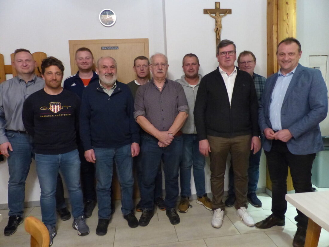 Döllnitz. Josef Baier tritt nach 25 Jahren als Jagdvorsteher zurück, Anton Simon wird sein Nachfolger; die Jagdgenossenschaft verteilt 3.081 Euro an Gemeinden und Kapellen.