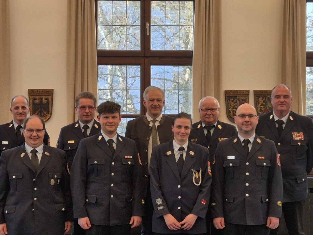 Tirschenreuth. In einer Feierstunde wurden verdiente Feuerwehrführungskräfte verabschiedet und neue Amtsträger begrüßt. Landrat und Kreisbrandrat würdigten den langjährigen Einsatz der ausscheidenden sowie die Bereitschaft der neuen Kräfte.