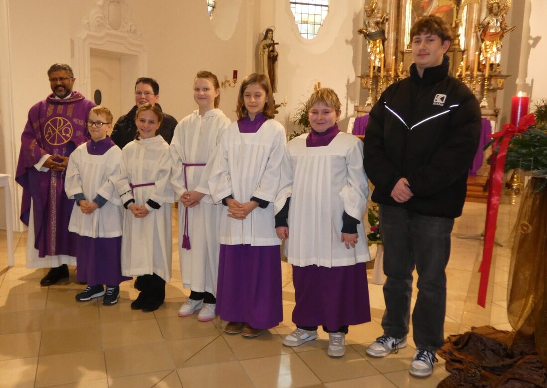 Roggenstein. In St. Erhard wurden am Sonntag fünf neue Messdiener eingeführt, geleitet von Pater Jo und Diakon Ulrich Wabra. Wegen der Renovierung gab es diesmal zwei Jahrgänge. Simon Ertl wurde nach sechs Jahren verabschiedet.